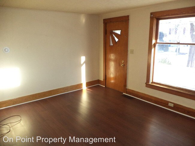 Building Photo - 4 br, 1 bath Apartment - 213 E. Oak St.