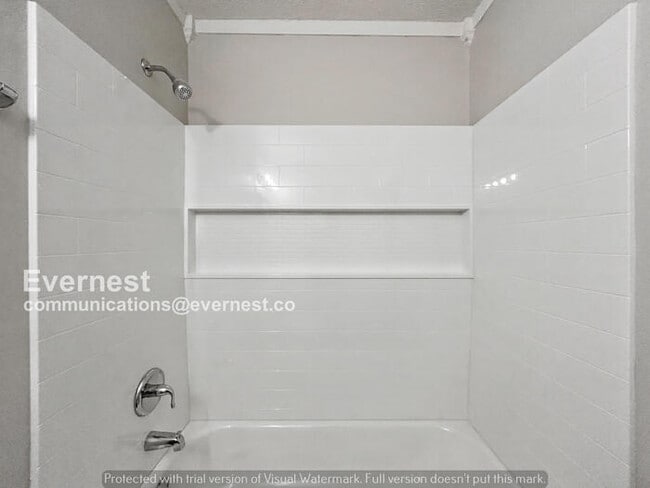 Building Photo - Limited Time Special Offer / 3 Bed, 2 Bath Home with Fenced Yard / Pet-Friendly / Available Now!