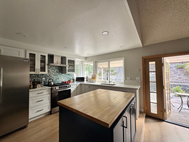 Foto del edificio - Beautiful 4-Bedroom + Office/BR + Loft Home in Desirable Tierrasanta – Available 1/1/2026