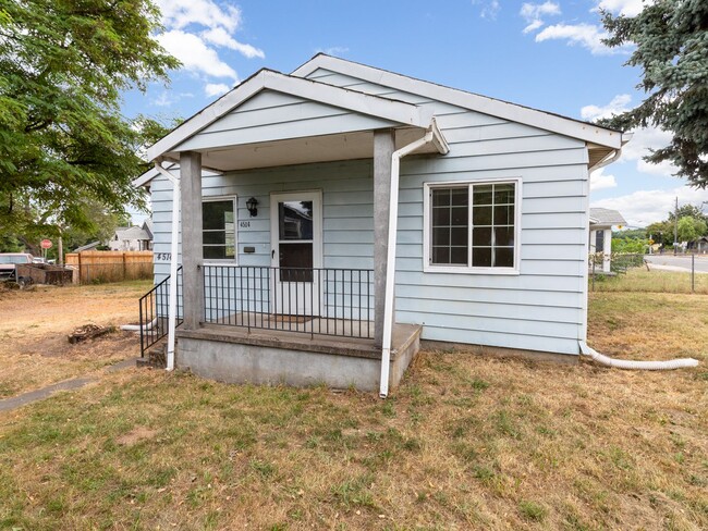 Building Photo - Cozy 2 bedroom, 1 bath now available in NE...