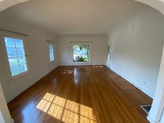 Foto del edificio - LARGE Spanish Style 4-plex WeHo Adjacent