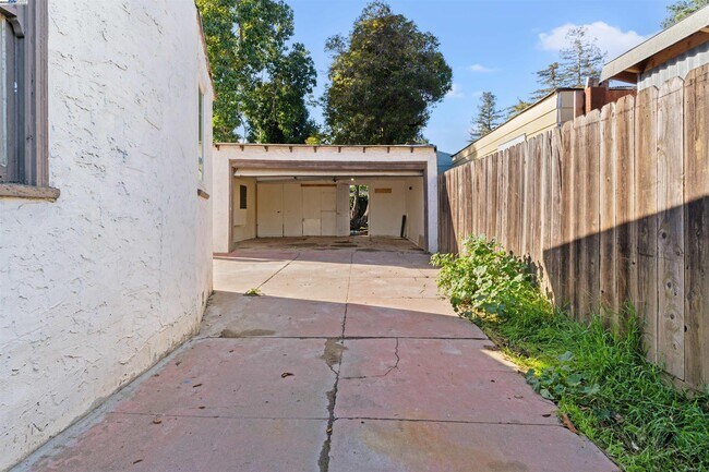 Building Photo - 2081 Oakwood Dr