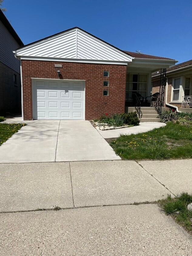 6230 N Kedvale Ave, Chicago, IL 60646 House Rental in Chicago, IL