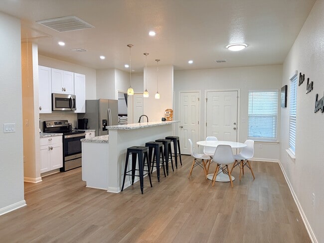 Foto del edificio - 638 Marbauch Ave