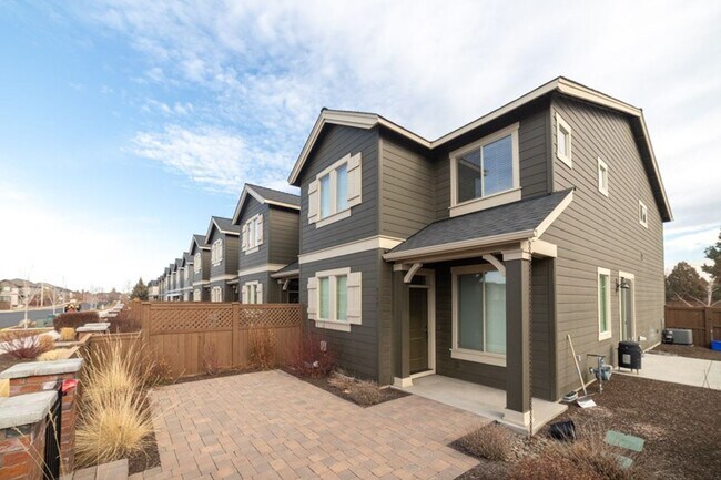 Foto del edificio - Beautiful unit in NE Bend!  Great location!