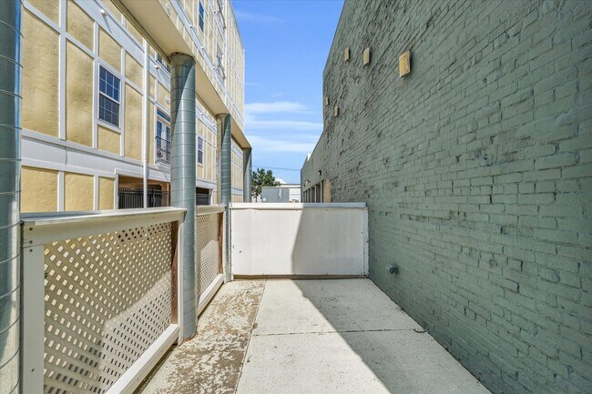 Building Photo - 5 E Columbia Ave