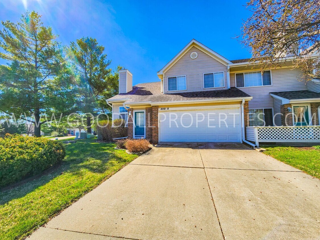 Primary Photo - Two Bedroom, 2 Bath Corner Townhome in Wes...