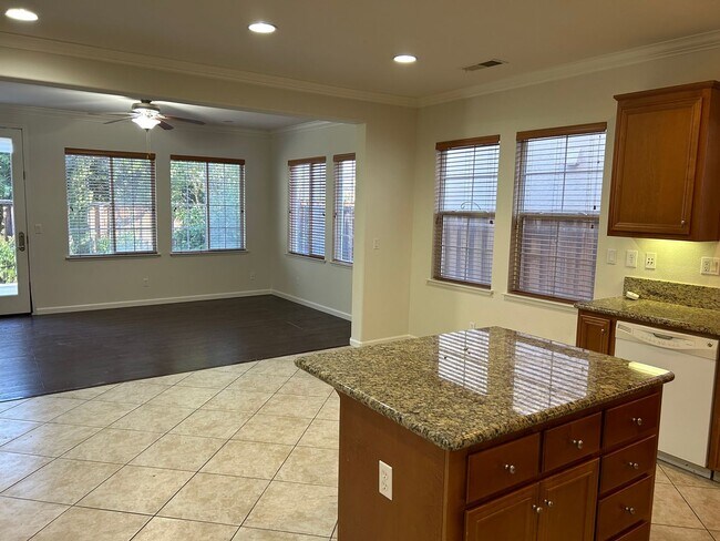 Building Photo - Beautiful 3 Bedroom, 2.5 Bath Mountain Hou...