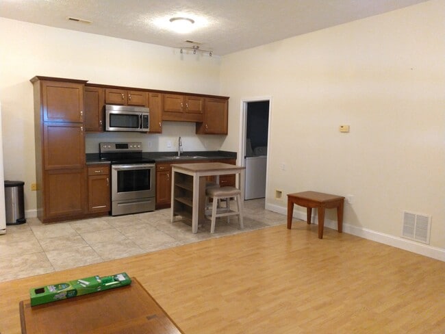 Apt A kitchen 2 - 1995 KY-90