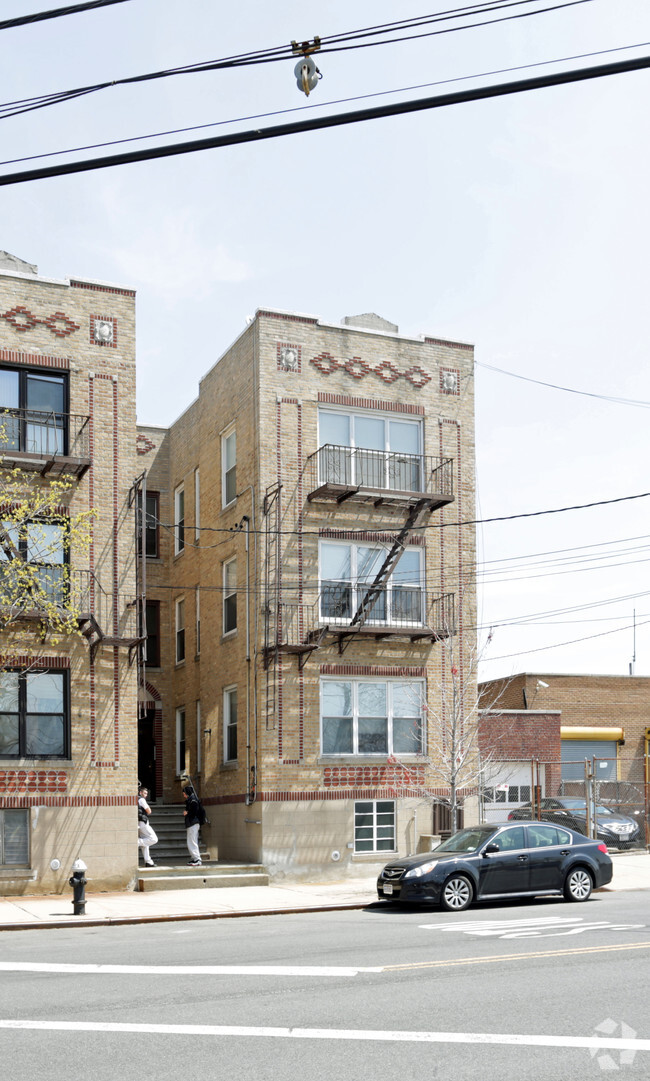 Building Photo - 2770 Williamsbridge