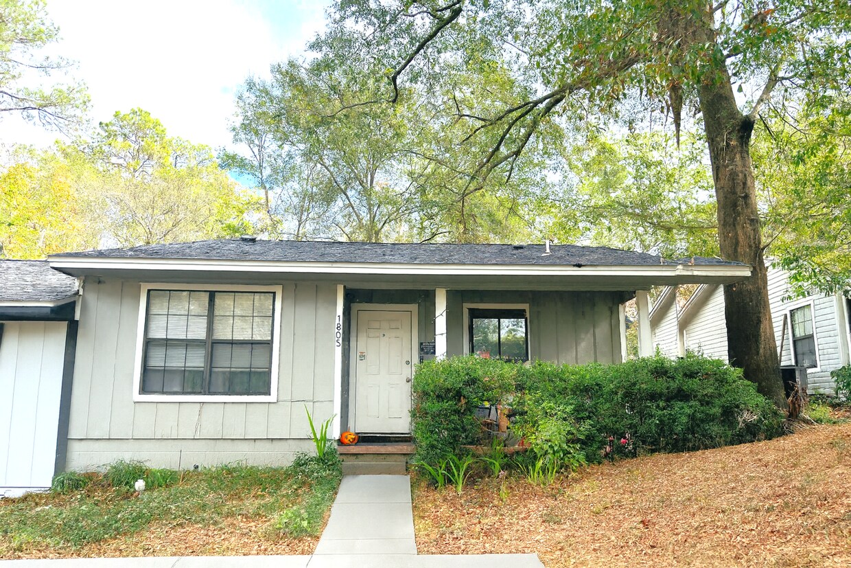 Foto principal - LOVELY 2/2 w/ Stainless Steel Appliances, No Carpet, & Large Privacy Fenced Yard! Mins from FSU/T...