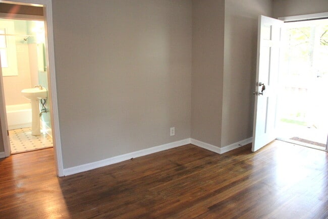 Building Photo - East Nashville 2 Bedroom / 1 Bath Duplex -...