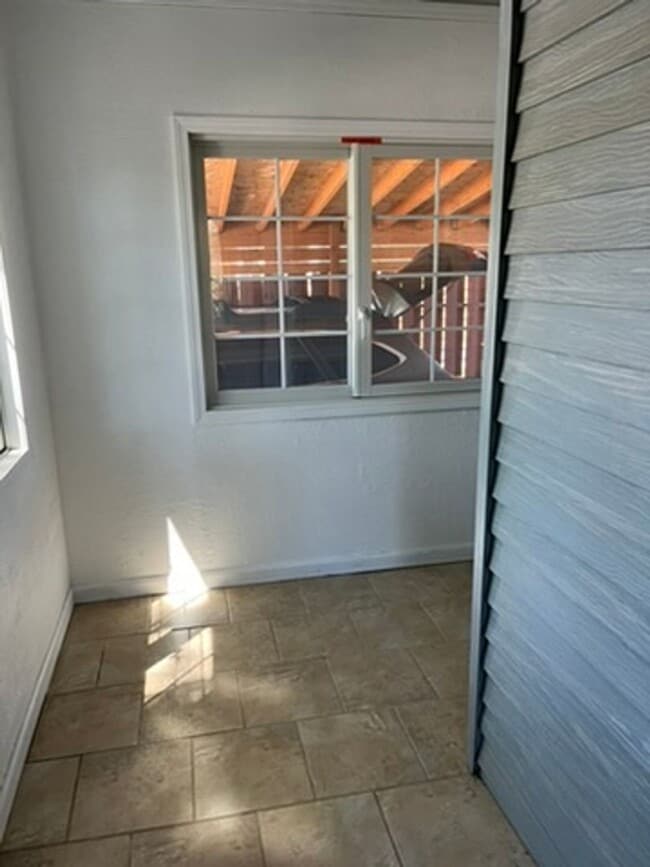 Building Photo - 3 Bed 1 Bath Single Family Home Close to H...
