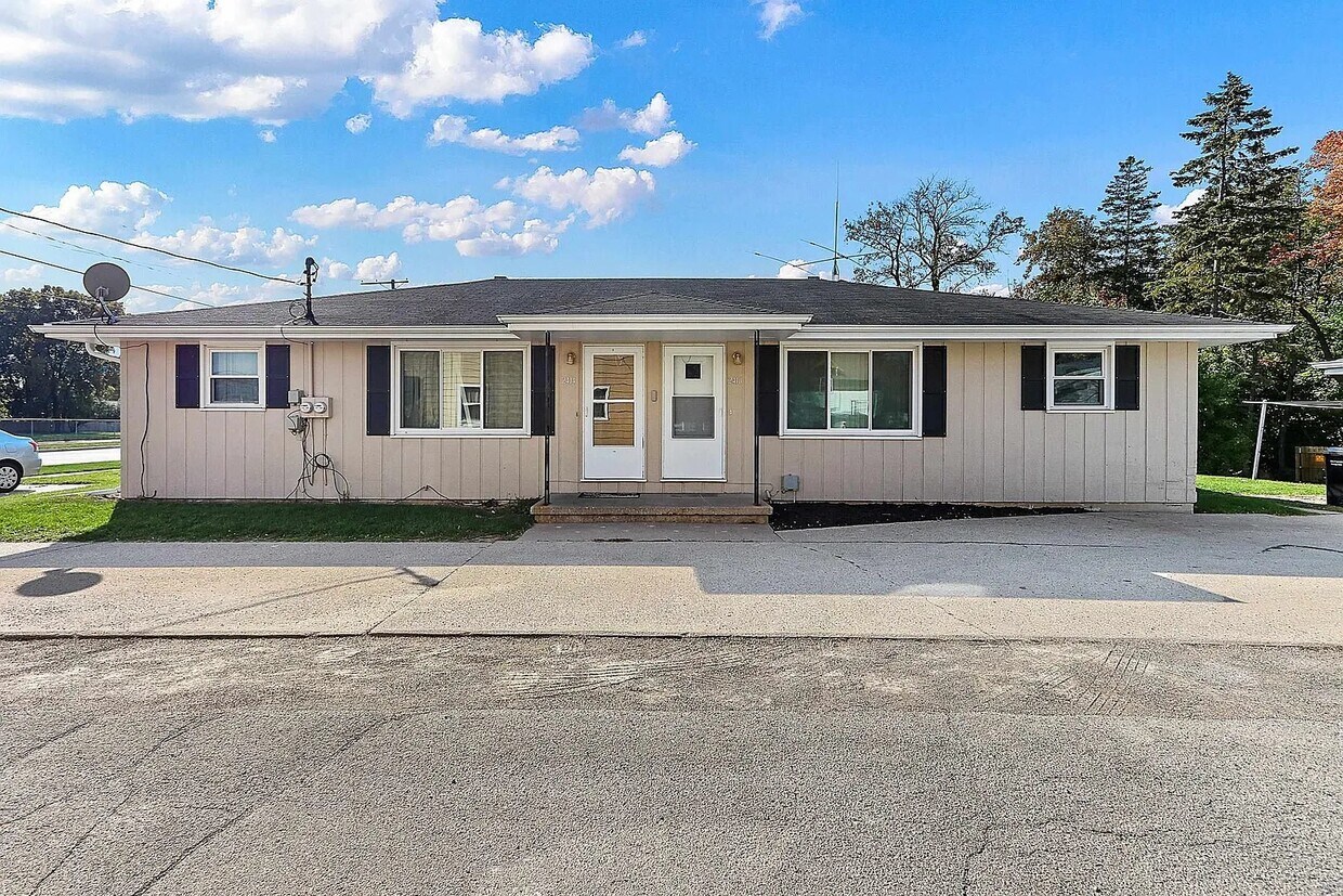 Primary Photo - 2414 E Newberry St
