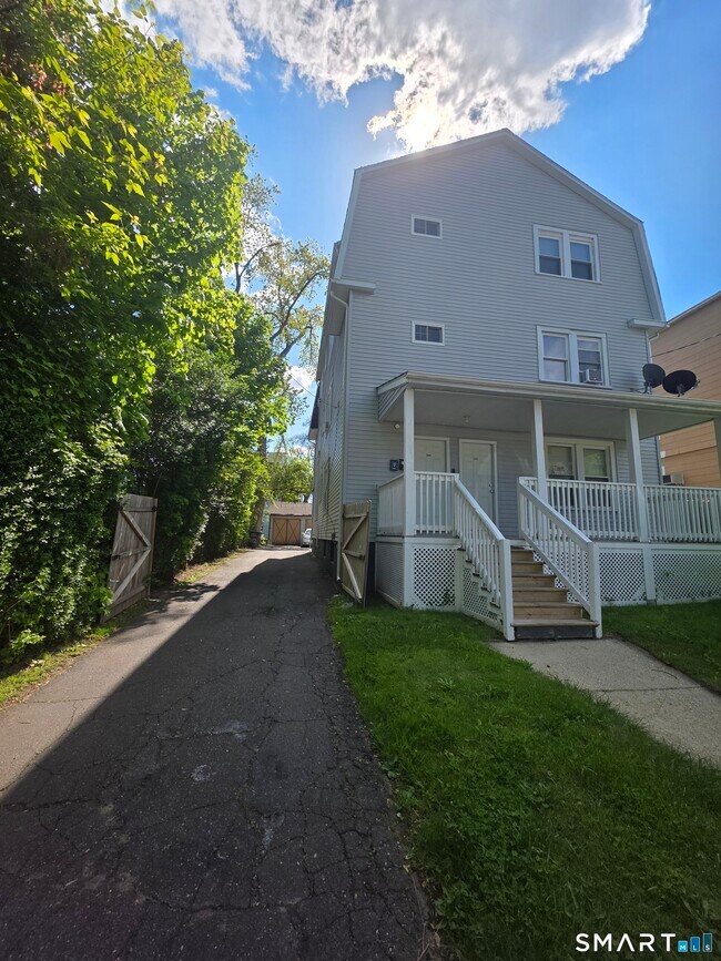 Foto del edificio - 242 Enfield St