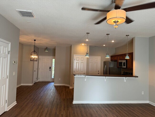 Foto del edificio - Renovated Townhome in Live Oak.  Available mid January.