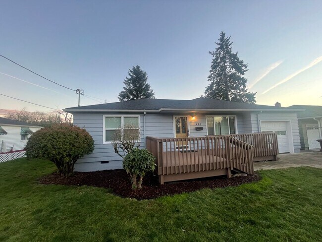 Foto del edificio - Hardwoods, Landscaped Spacious Yard, Pet F...