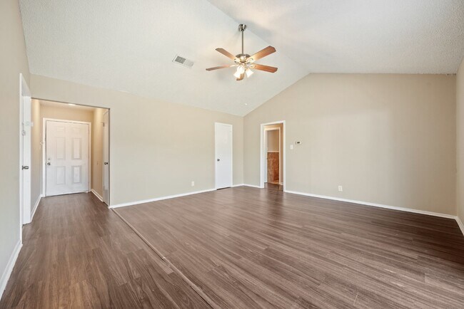 Building Photo - 3 Bedroom, 1.5 Bath Home with Spacious Layout and Large Yard