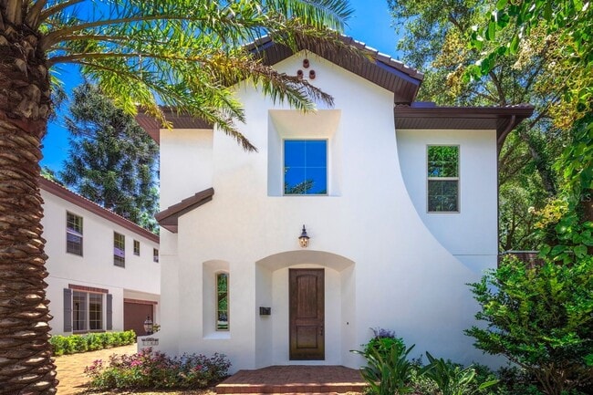 Santa Barbara-style Duplex - Santa Barbara-style Duplex House