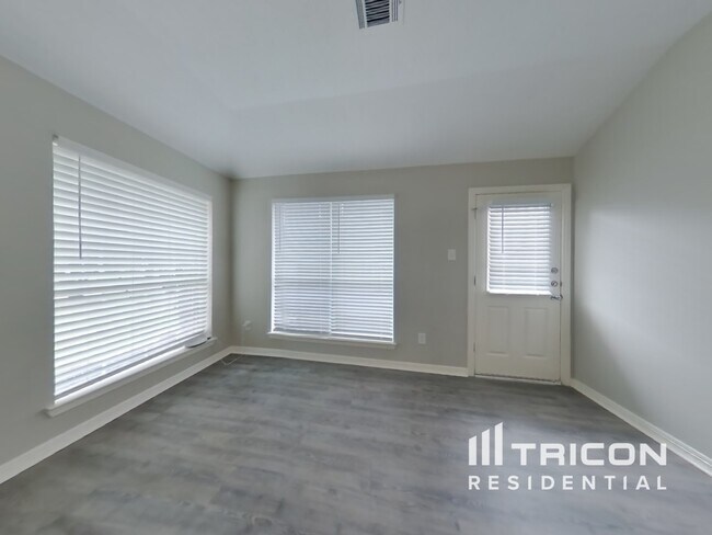 Foto del edificio - 24307 Hard Wood Dr