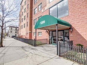 Building Photo - 1209 Summit Ave