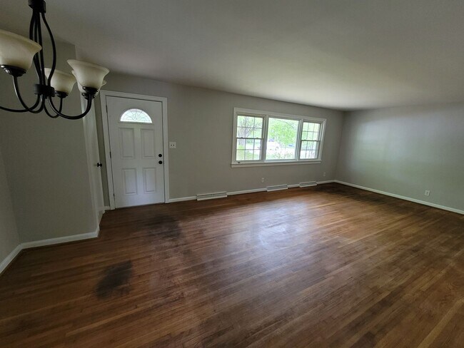 Foto del edificio - Adorable 3 BR Ranch.  Hardwoods throughout!