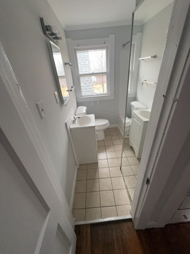 Building Photo - 960 W Delaware Ave