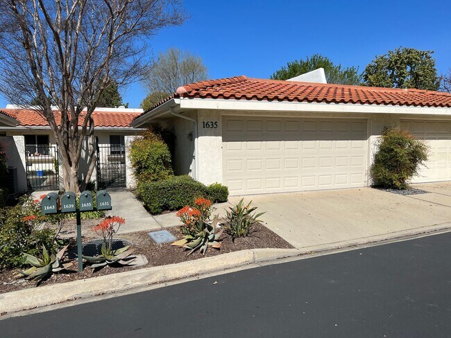 Foto del edificio - Gated Redhill Country Club Condo!