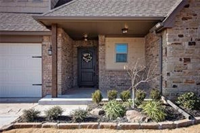 Building Photo - 3 Bed | 2 Bath | 2 Car Garage - Bungalow S...