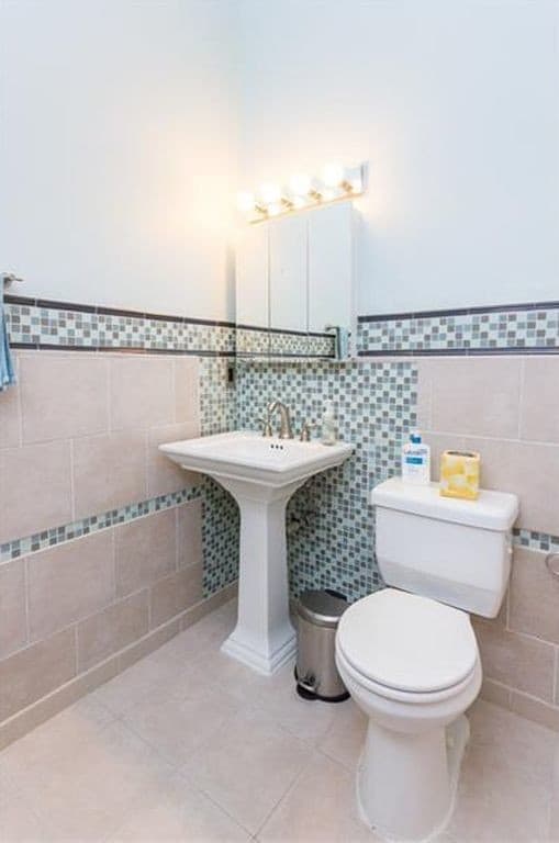en-suite bathroom - 5850 Centre Ave