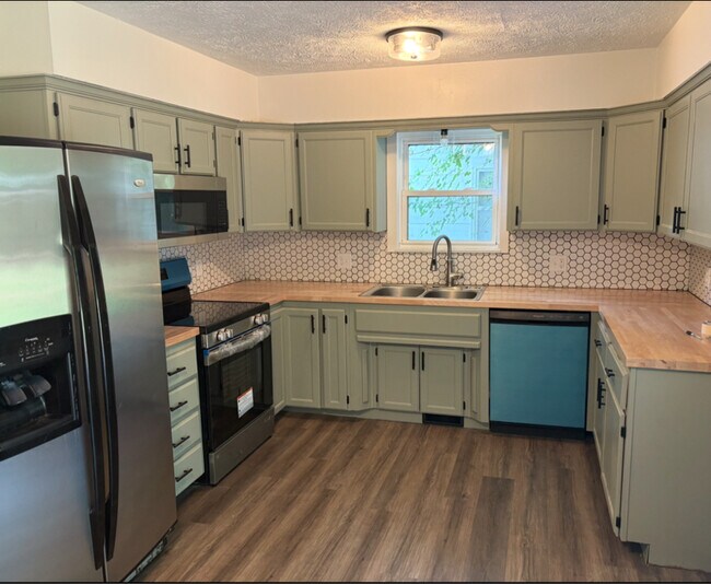 Foto del edificio - 2629 E Grand St