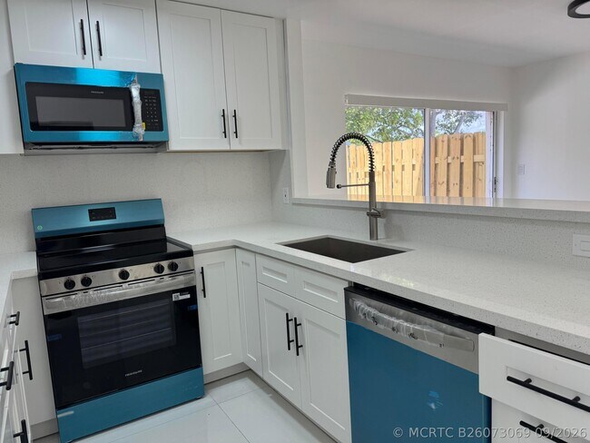 Foto del edificio - 4421 SW 72nd Terrace