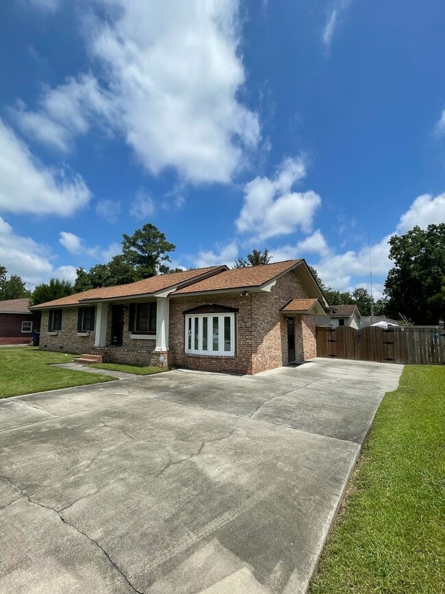 Building Photo - West Oak Forest Home in West Ashley!