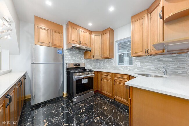 Building Photo - 3 br, 2 bath House - 423 E 4th St