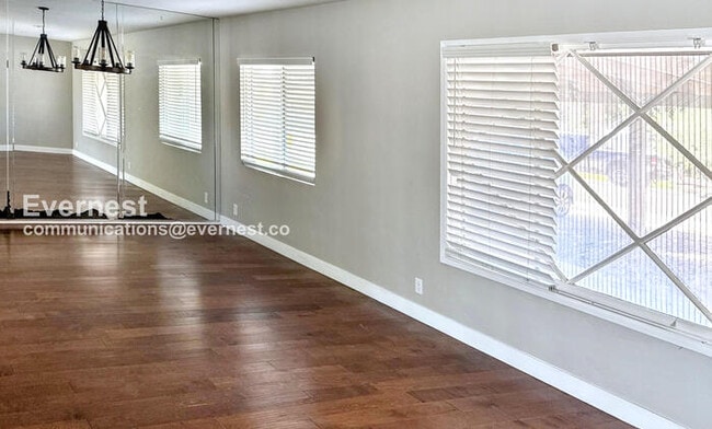 Building Photo - 2002 W Northview Ave