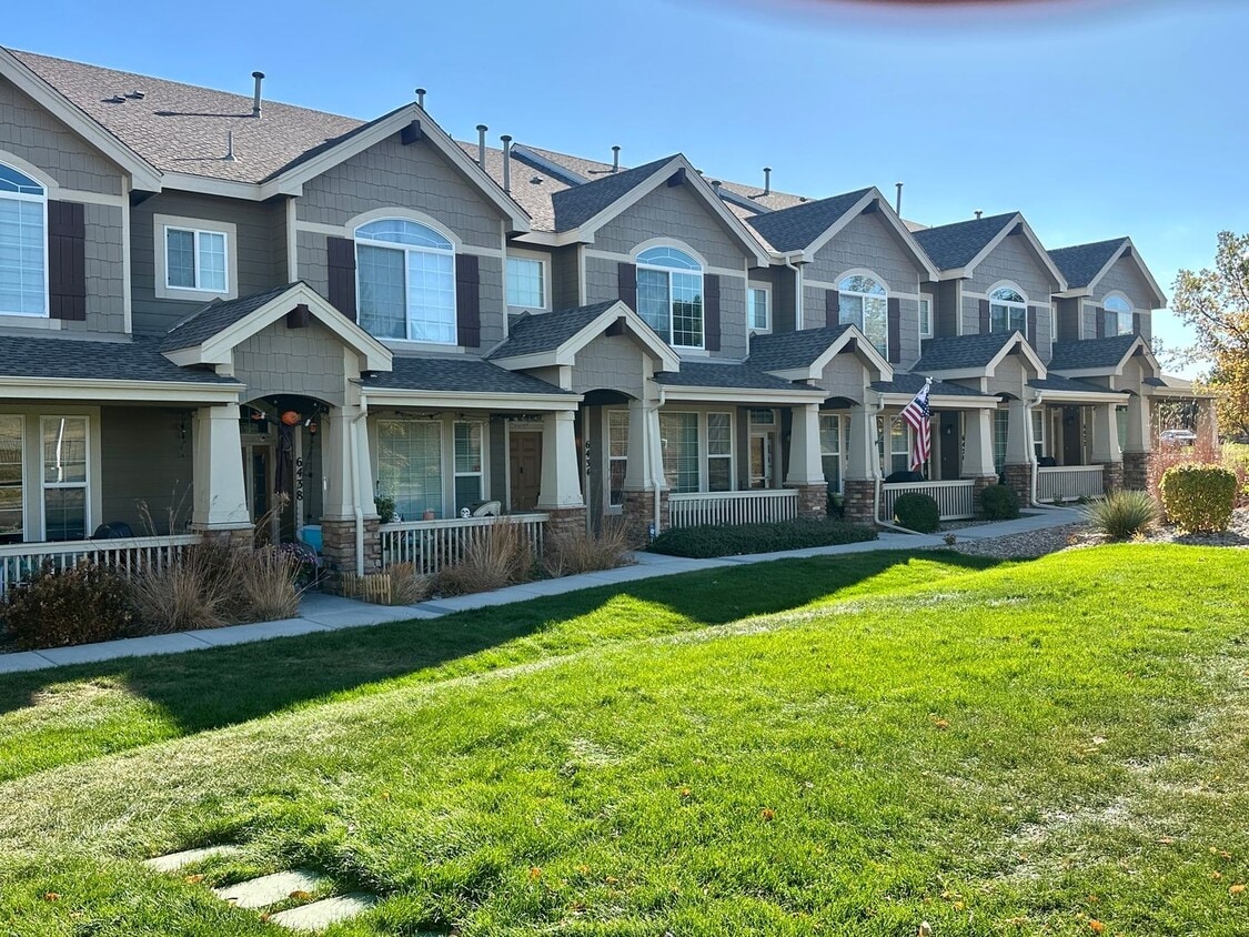 Foto principal - 2 Bedroom townhome in School District 20 w...