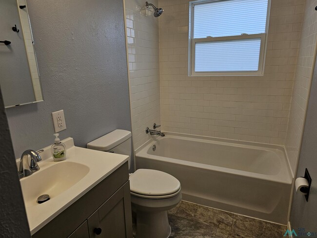 Building Photo - 300 Circle Dr