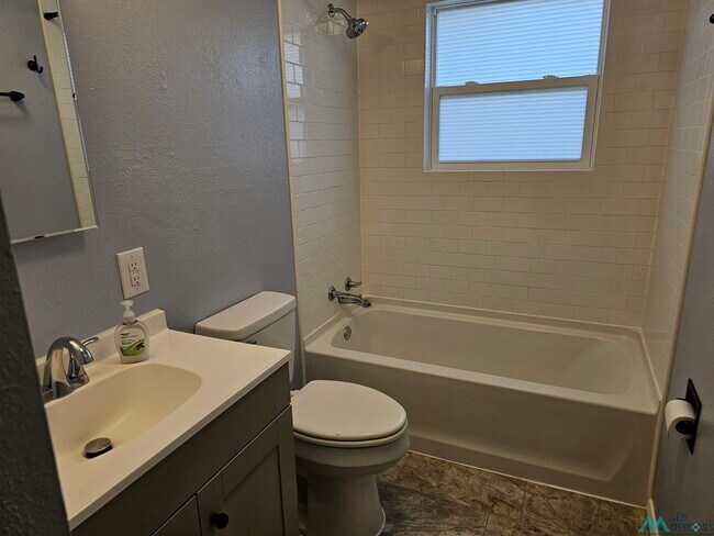 Foto del edificio - 300 Circle Dr