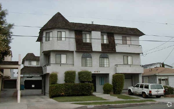 Foto del edificio - 4057 W 130th St
