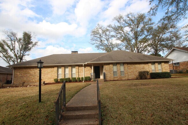 Building Photo - Available Now! Spacious 4 Bed/3 Bath Home ...