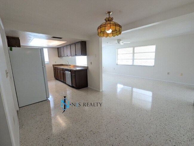 Foto del edificio - Large open 2/2/1 1378 Sq. Ft. with freshly...