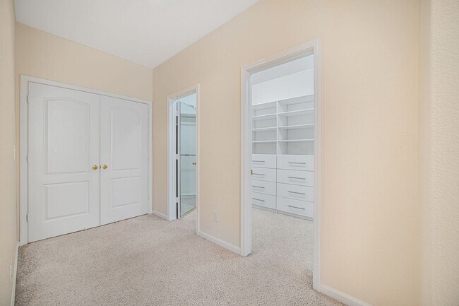 Foto del edificio - Highly Desirable Executive Home: 4 Bedroom...