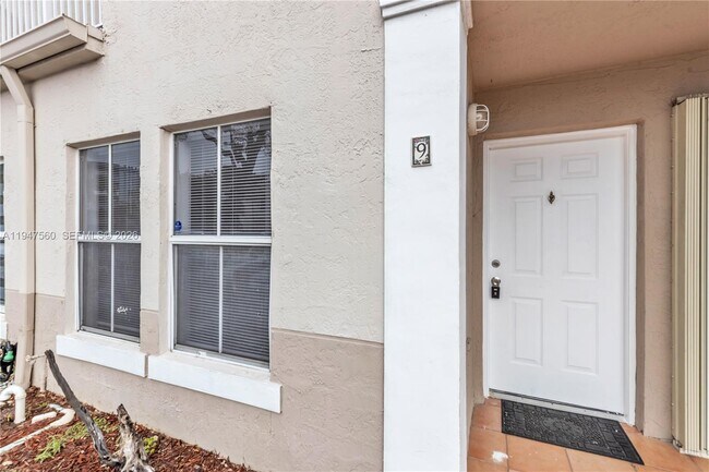 Building Photo - 9193 Fontainebleau Blvd