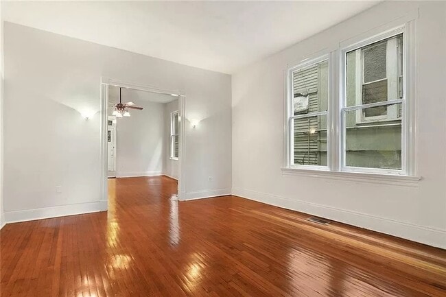 GLEAMING PINE FLOORS THROUGHOUT. FRONT ENTRANCE OPENS TO THE LIVING ROOM/DEN, WHICH LEADS TO THE DIN - 8 Neron Pl
