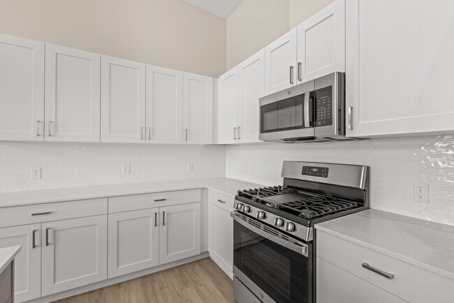 Foto del edificio - Band New Condo! Easy - Turn Key Living