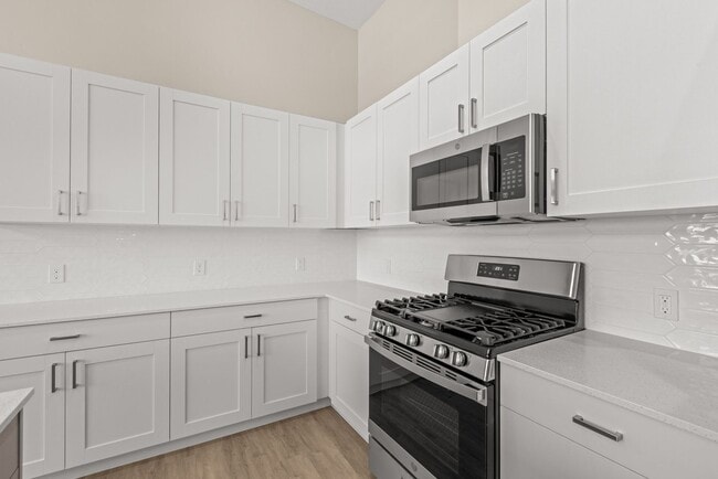 Building Photo - Band New Condo! Easy - Turn Key Living