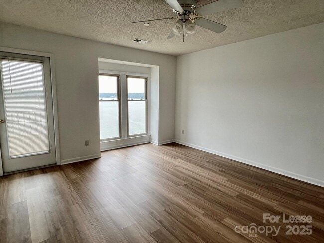 Foto del edificio - 9816 Emerald Point Dr