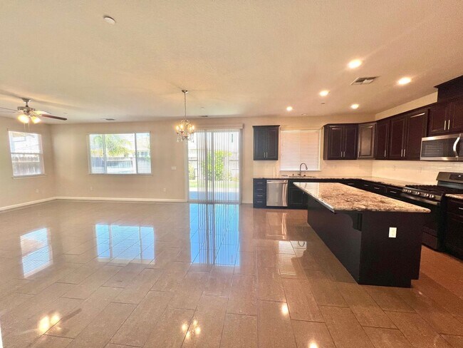 Foto del edificio - Spacious 4 Bed 3.5 Bath in Merced!
