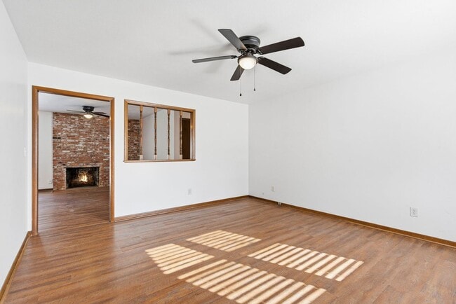 Building Photo - 3 Bedroom | 2 Bathroom | 2 Car Garage | Springfield MO | Fenced Back Yard!