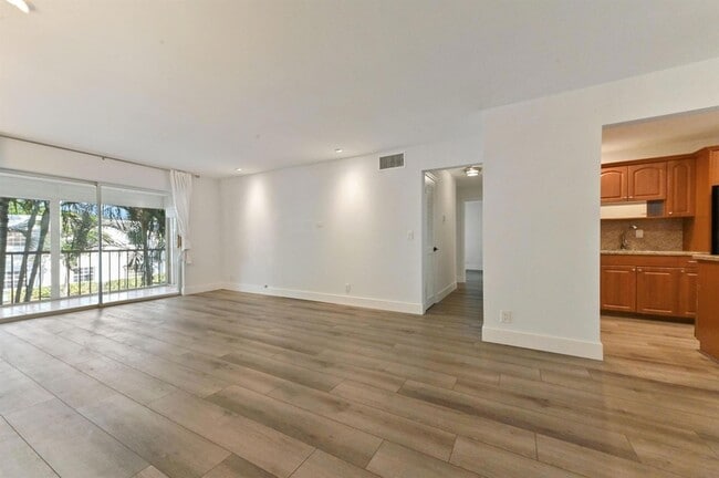 Building Photo - 6397 Bay Club Dr